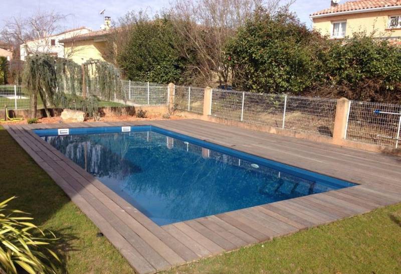 piscine bleu foncé marbrée Brigonles