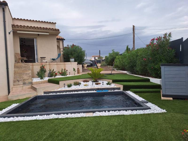 piscine coque noire effet pierre de Bali Var