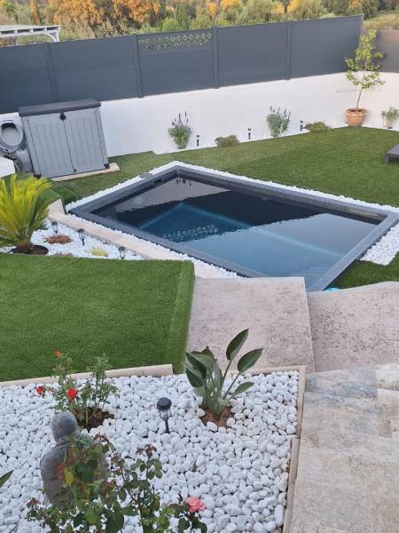 piscine coque noire à coté de Lorgues