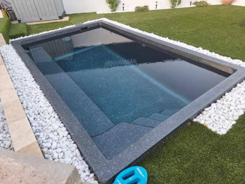 Piscine coque noire perle Var