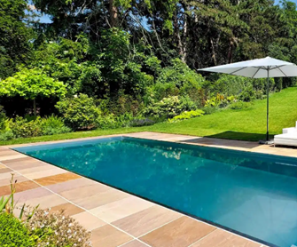 Piscine coque vert foncé à Saint Raphael dans le Var