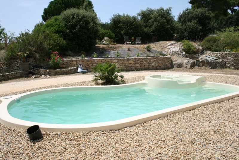 Piscine forme libre avec spa intégré bragnole var
